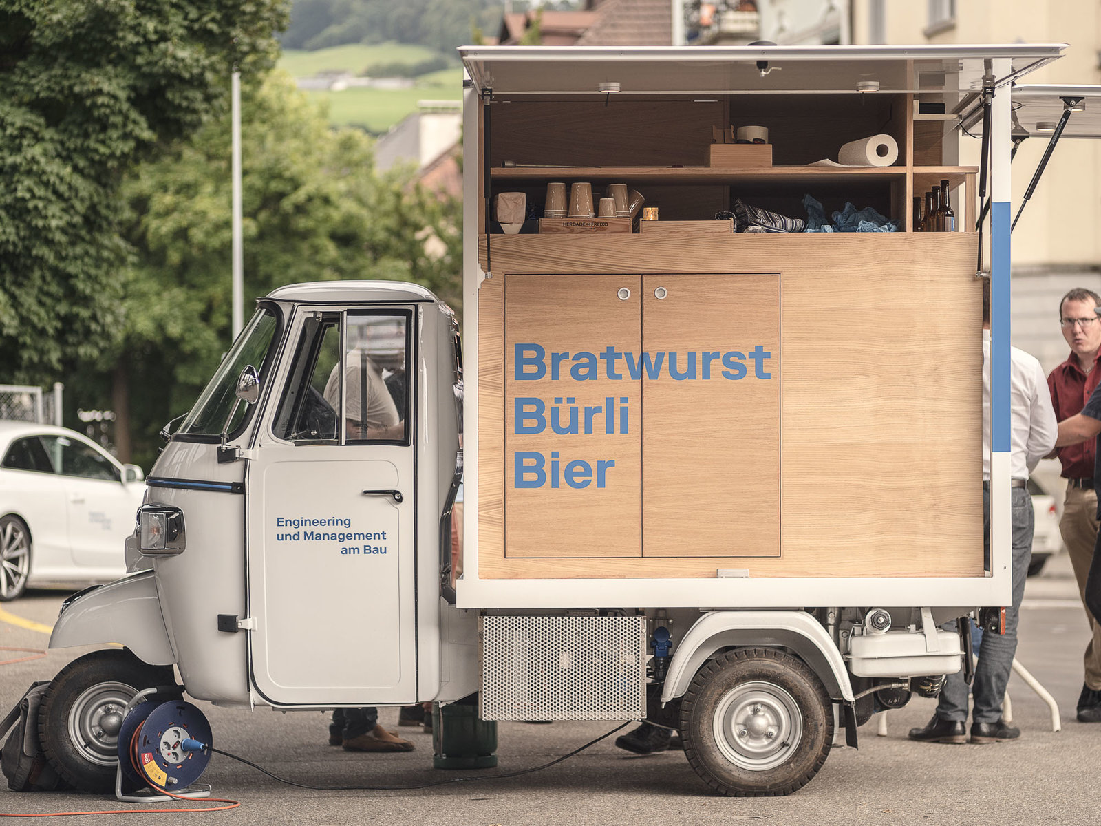 B3-Mobil mit Bürli Bratwurst Bier